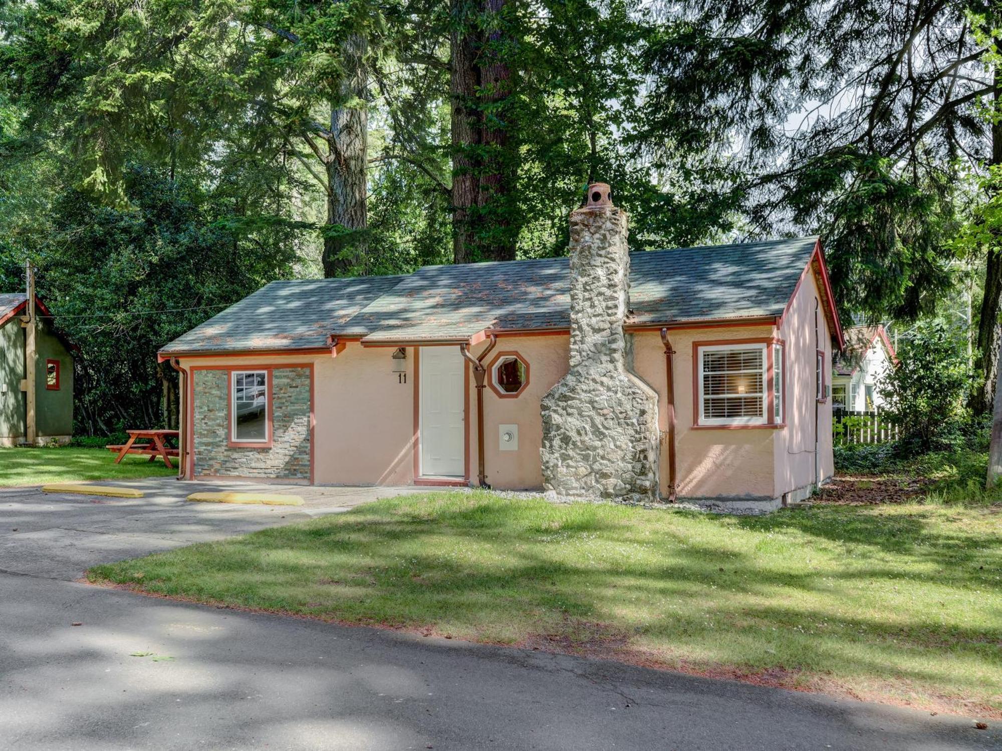 Malahat Bungalows Motel Екстер'єр фото