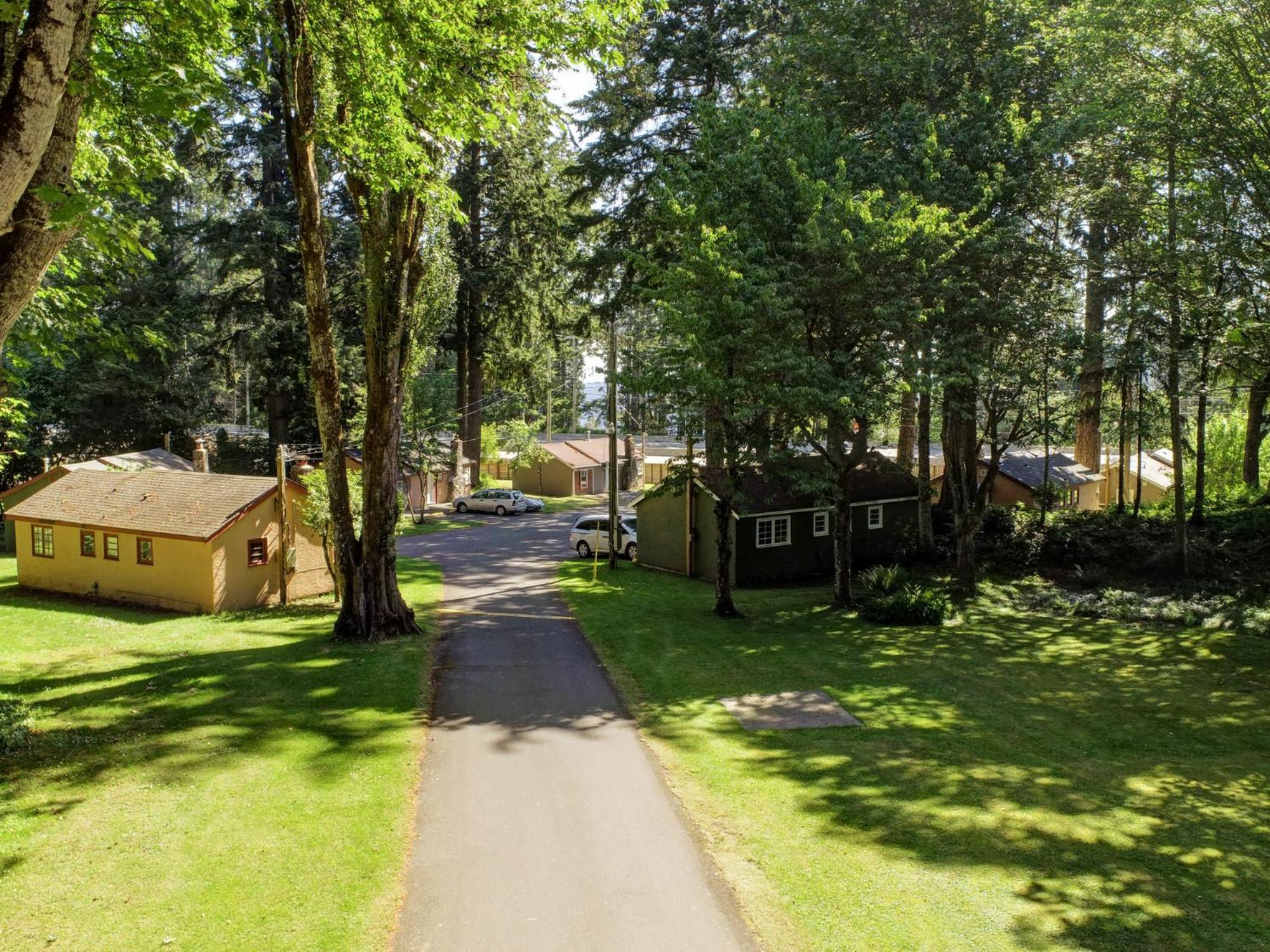 Malahat Bungalows Motel Екстер'єр фото